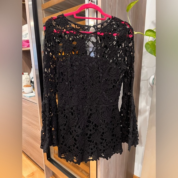 NWT Alexia Admor Lace Romper Bell Sleeves Sz SMALL - Picture 6 of 7